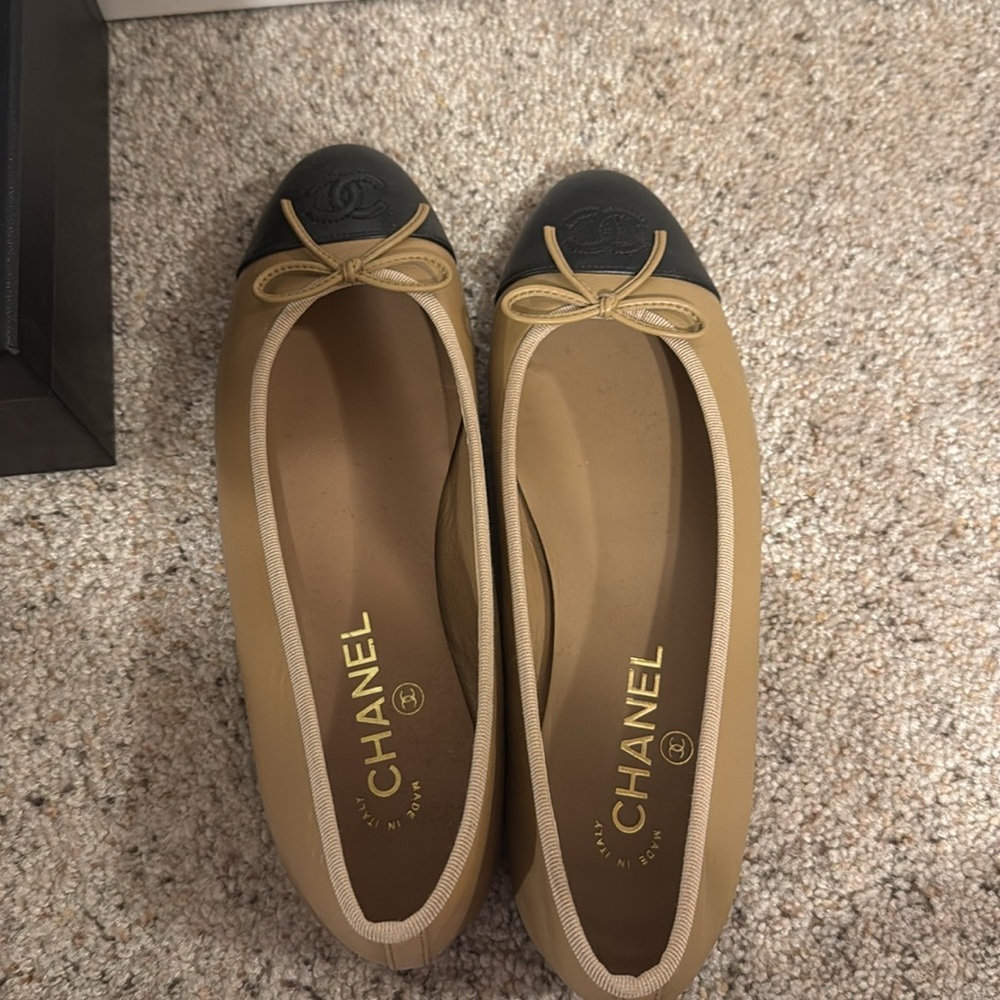 Chanel leather ballet flat cap toe hard to find - worn once, great condition! - Picture 2 of 4